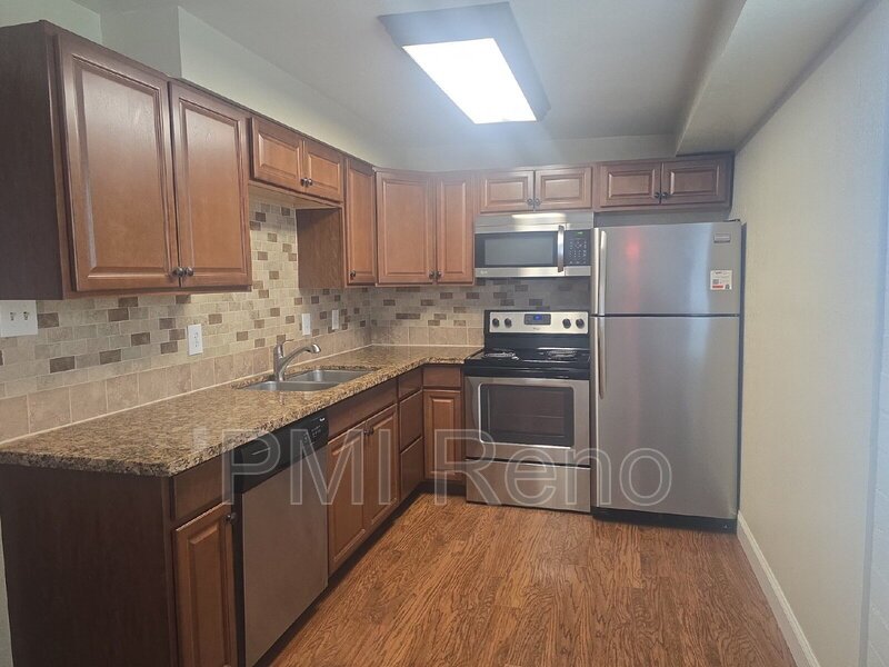 Cozy and clean Upstairs 1 BD, 1 Bath Apt. close to Mid-Town!!! property image