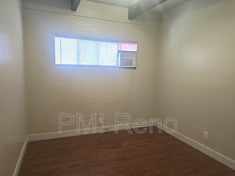 Cozy and clean Upstairs 1 BD, 1 Bath Apt. close to Mid-Town!!! property image