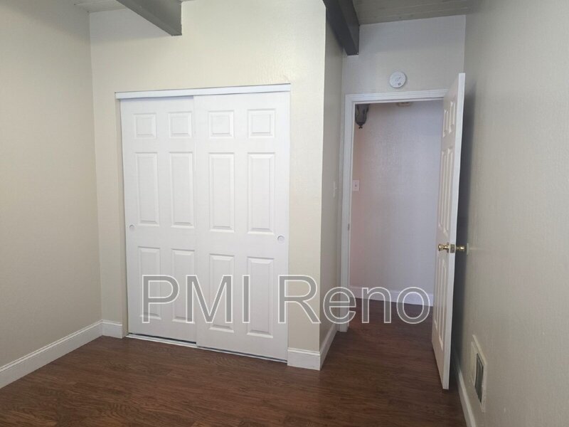 Cozy and clean Upstairs 1 BD, 1 Bath Apt. close to Mid-Town!!! property image