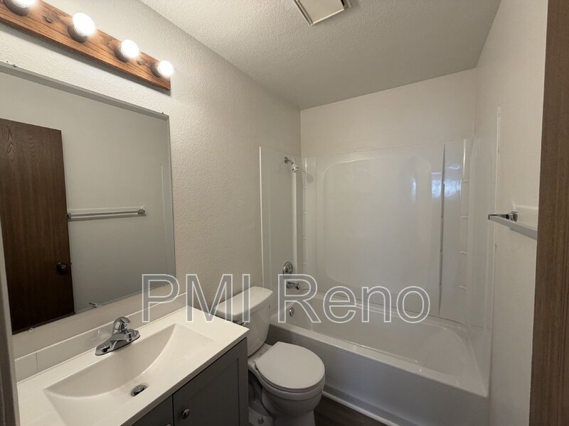 MOVE IN SPECIAL! $450.00 OFF THE 1ST MONTH'S RENT.
Bright 1 bedroom Apartment Available Now! property image
