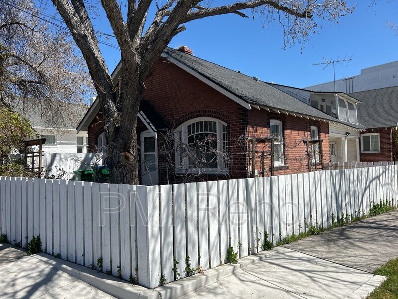 1 bedroom, 1 bath corner cottage! property image