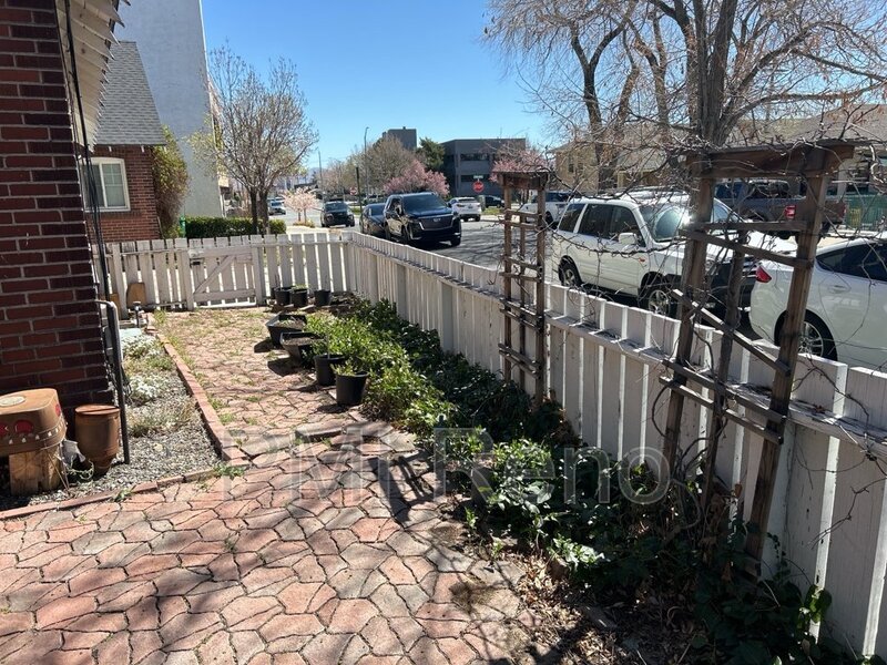 1 bedroom, 1 bath corner cottage! property image