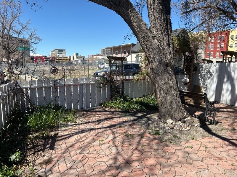 1 bedroom, 1 bath corner cottage! property image