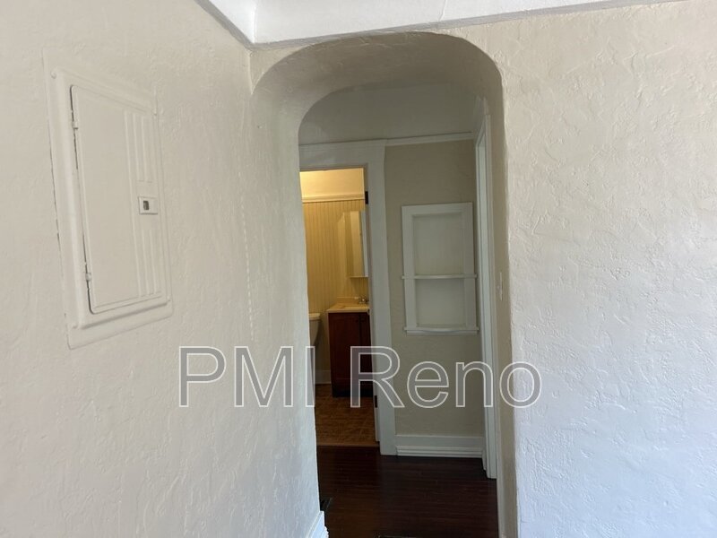 1 bedroom, 1 bath corner cottage! property image