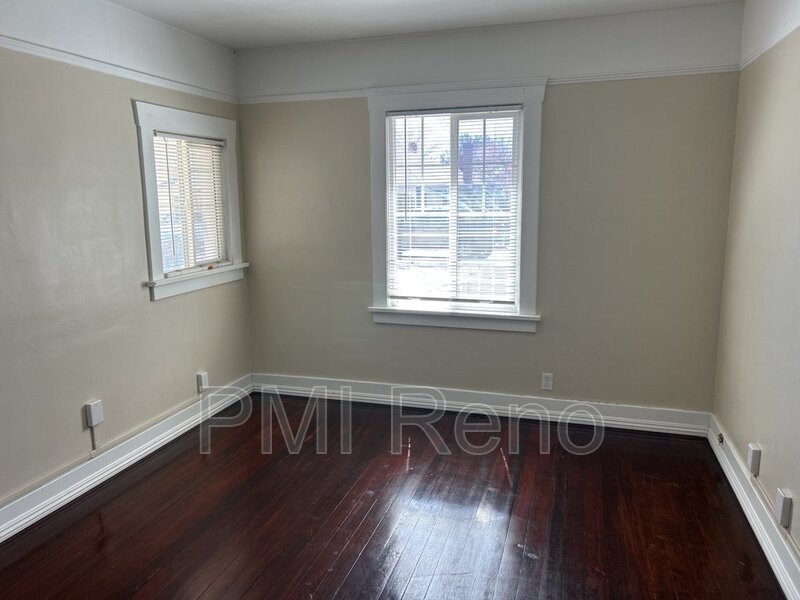 1 bedroom, 1 bath corner cottage! property image