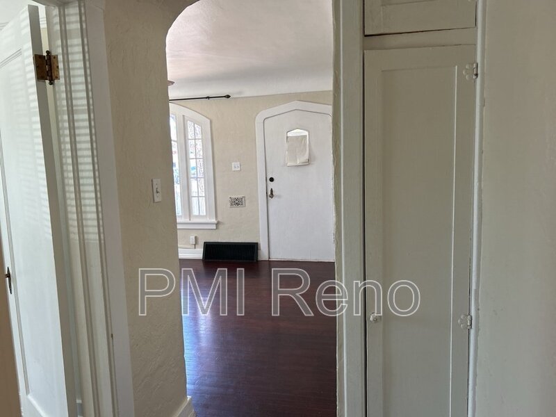 1 bedroom, 1 bath corner cottage! property image