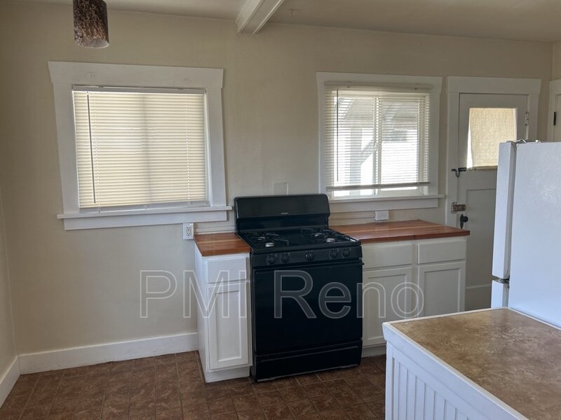 1 bedroom, 1 bath corner cottage! property image