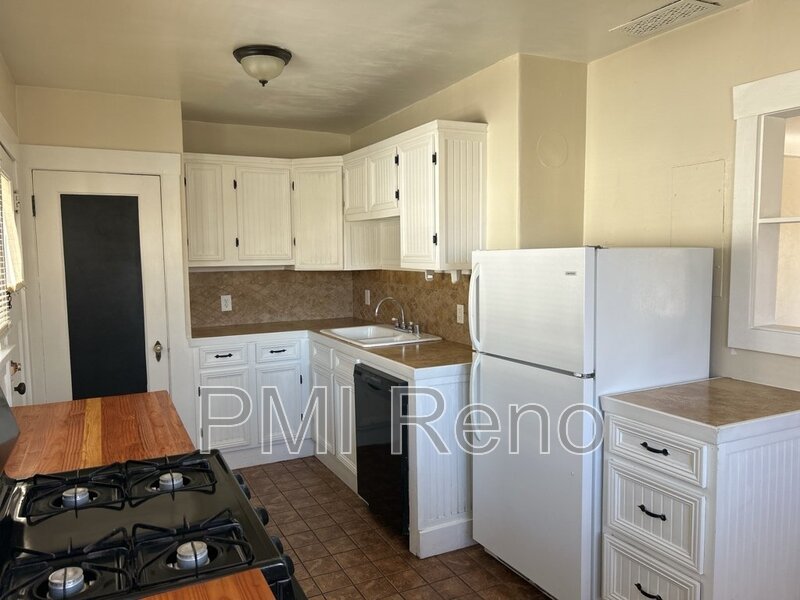 1 bedroom, 1 bath corner cottage! property image