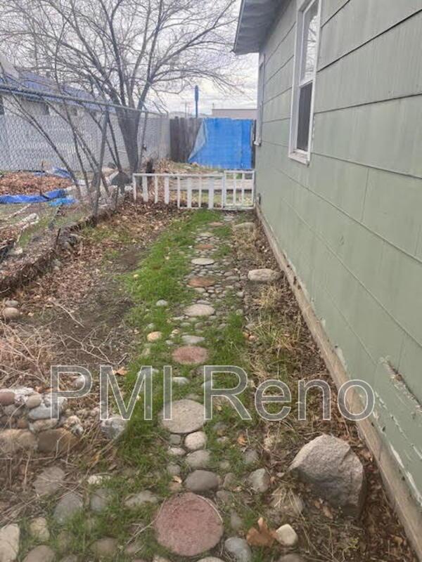 Single story 1/1 with small yard, w/d, and parking by Urban Roots! property image