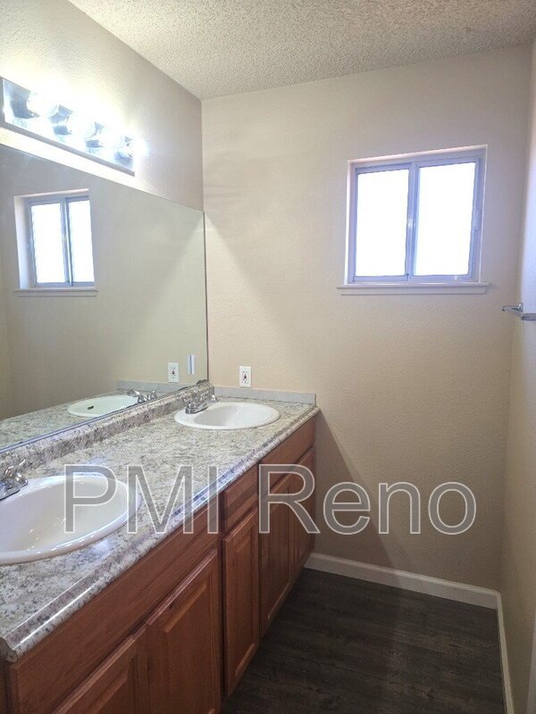 Spacious 3 BD, 2 Ba, 2 Car Garage House in Donner Springs!!! property image