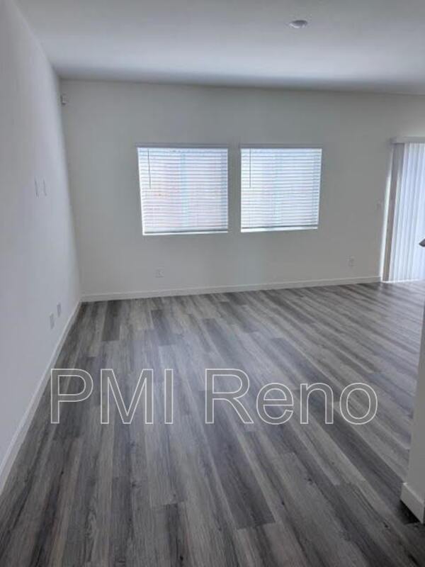 4 Bedroom - 2.5 Bathrooms House (Like New) Lemmon Valley property image