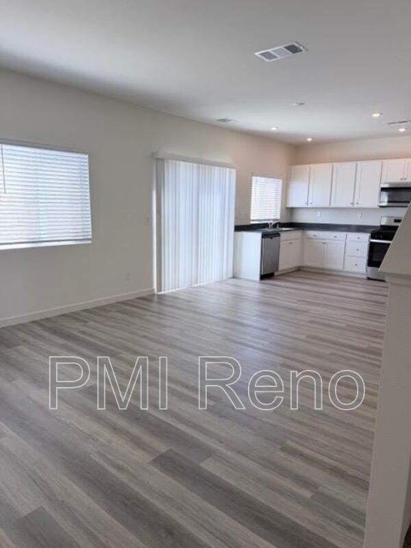 4 Bedroom - 2.5 Bathrooms House (Like New) Lemmon Valley property image