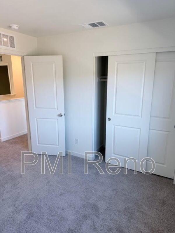 4 Bedroom - 2.5 Bathrooms House (Like New) Lemmon Valley property image