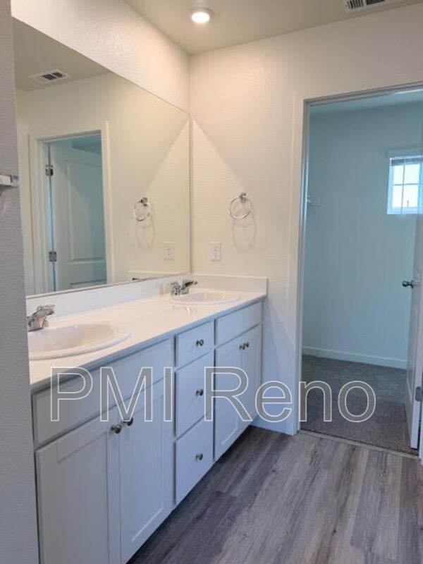 4 Bedroom - 2.5 Bathrooms House (Like New) Lemmon Valley property image