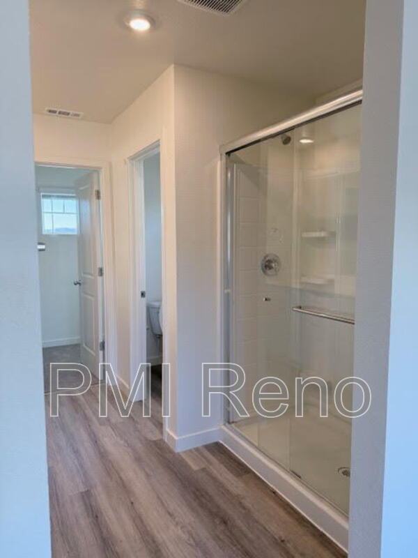 4 Bedroom - 2.5 Bathrooms House (Like New) Lemmon Valley property image