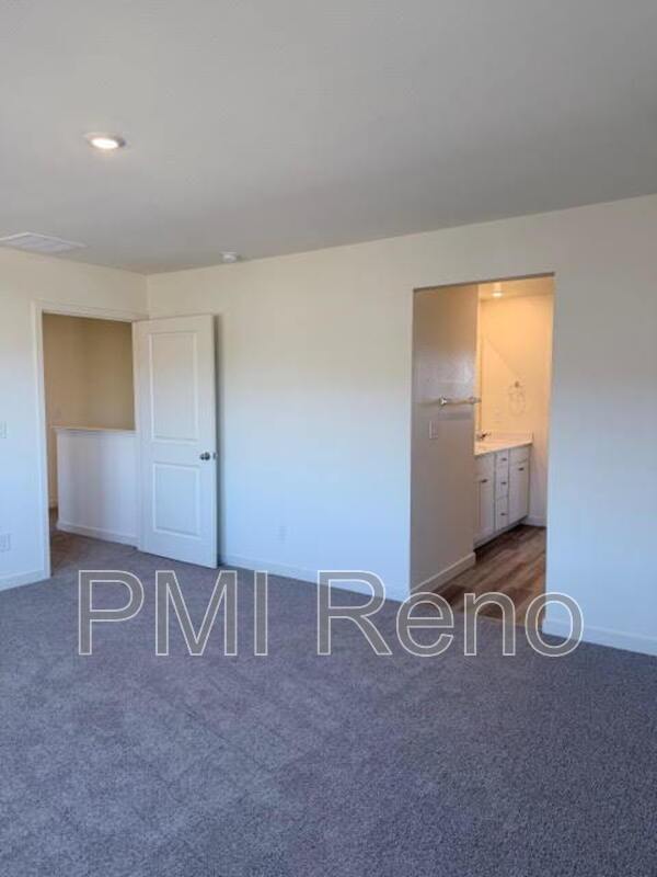 4 Bedroom - 2.5 Bathrooms House (Like New) Lemmon Valley property image