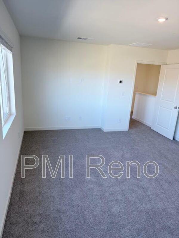 4 Bedroom - 2.5 Bathrooms House (Like New) Lemmon Valley property image