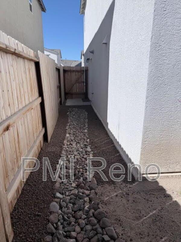4 Bedroom - 2.5 Bathrooms House (Like New) Lemmon Valley property image